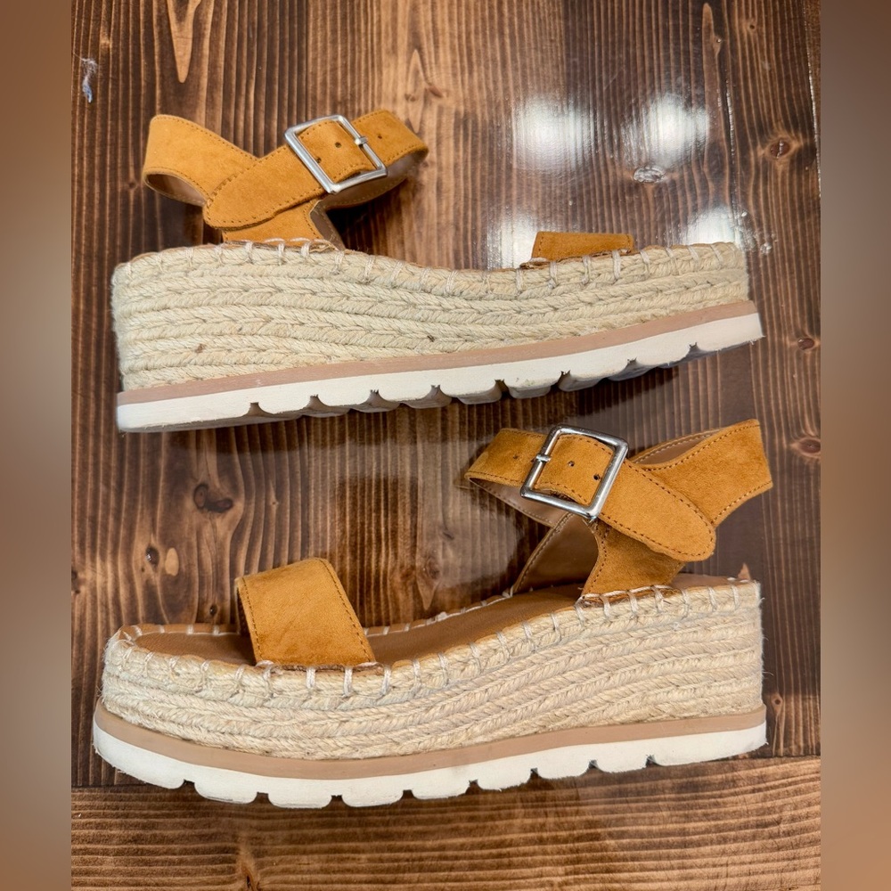 Universal Thread Mustard Tan Espadrille Platform Sandals